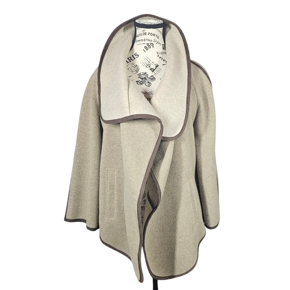 Marc New York Stylish Women’s Cream Cape with Brown Trim. Size Large - Picture 1 of 6